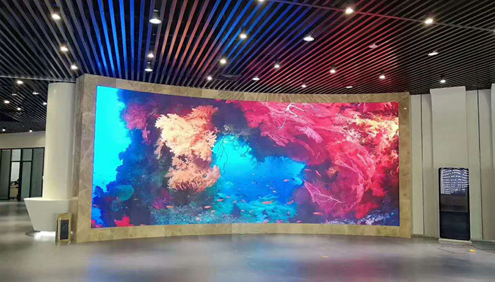 海南?？诓┪镳^室內(nèi)1.875弧形超清晰小間距全彩屏安裝測試效果